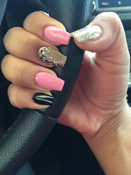 black-and-pink-short-nails-49_15-9 Unghii scurte negre și roz