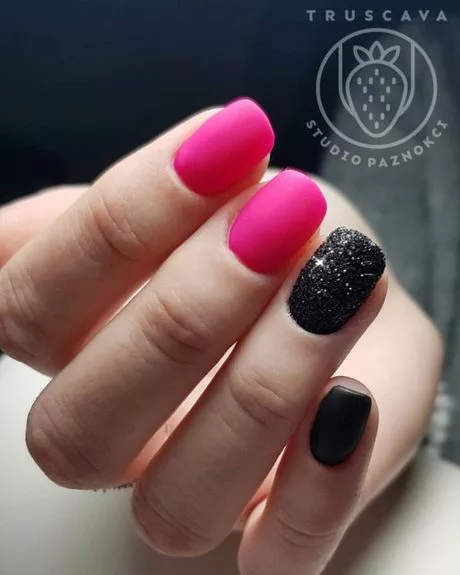 black-and-pink-short-nails-49_2-11 Unghii scurte negre și roz