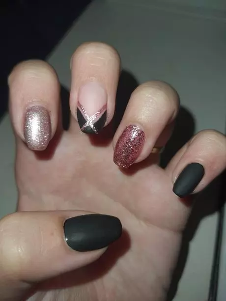 black-and-pink-short-nails-49_3-12 Unghii scurte negre și roz