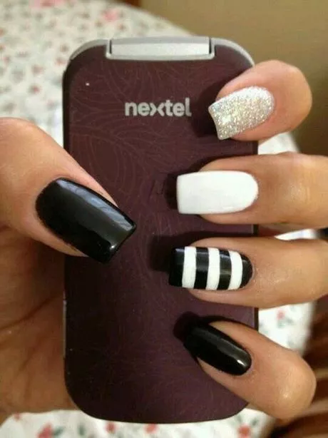 black-and-white-stripe-nails-38_17-8 Unghii cu dungi alb-negru