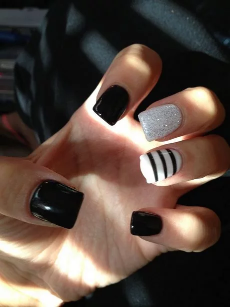 black-and-white-stripe-nails-38_5-13 Unghii cu dungi alb-negru
