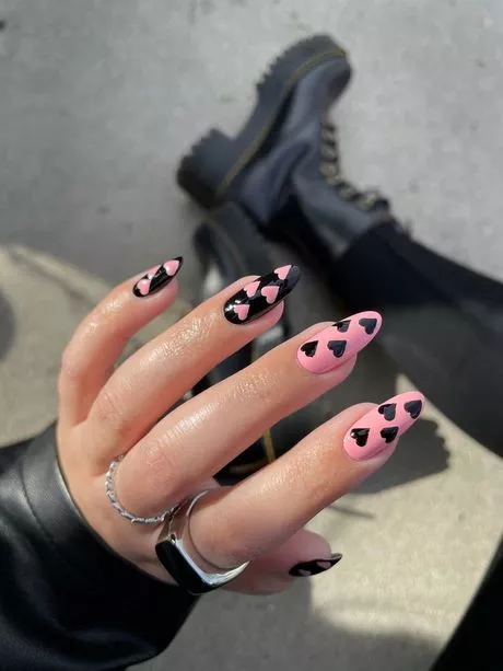 black-nails-with-pink-hearts-15_13-6 Unghii negre cu inimi roz