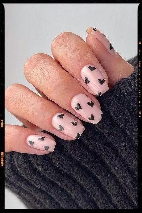 black-nails-with-pink-hearts-15_5-15 Unghii negre cu inimi roz