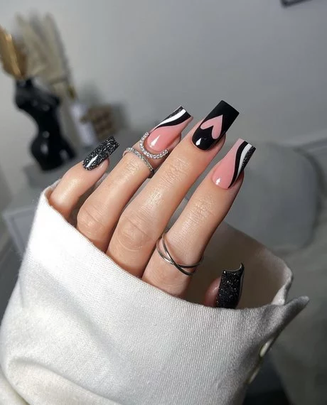 black-nails-with-pink-hearts-15_8-18 Unghii negre cu inimi roz