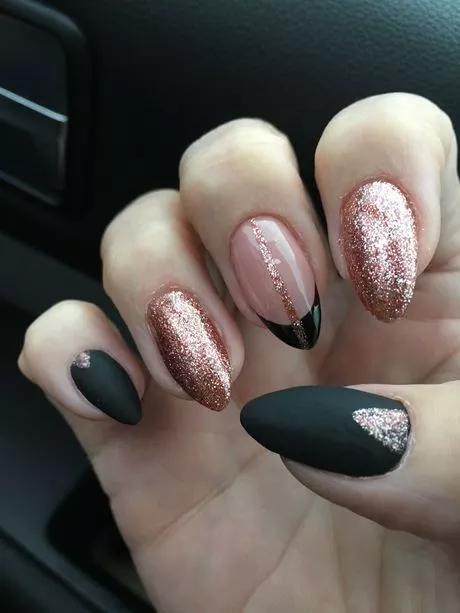 black-pink-and-gold-nails-00_13-6 Negru roz și unghii de aur