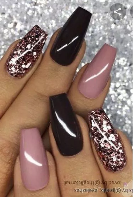 black-pink-and-gold-nails-00_16-9 Negru roz și unghii de aur