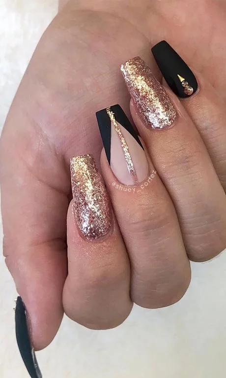 black-pink-and-gold-nails-00_2-12 Negru roz și unghii de aur