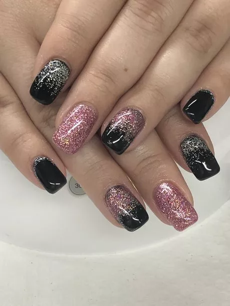 black-pink-and-gold-nails-00_7-17 Negru roz și unghii de aur