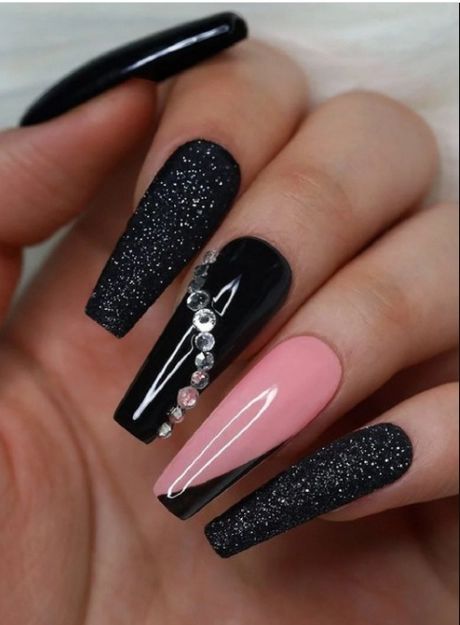 black-white-pink-nails-16-3 Negru alb unghii roz