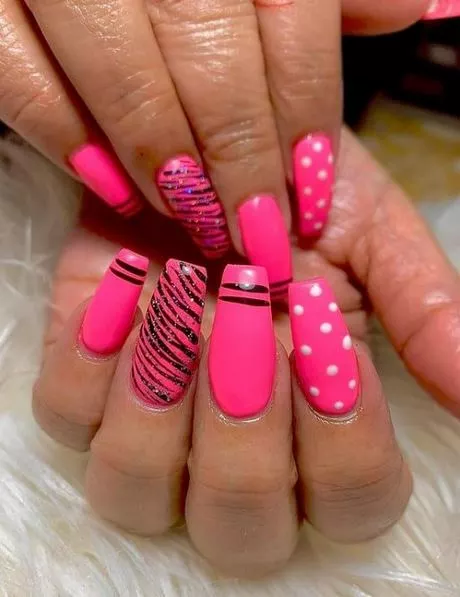 black-white-pink-nails-16_5-15 Negru alb unghii roz