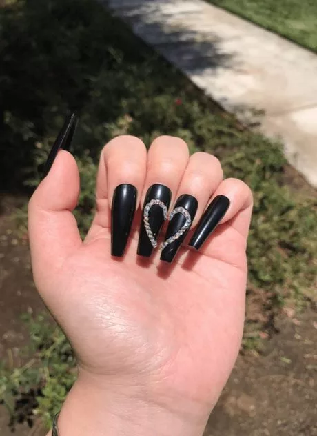 coffin-shaped-black-nails-56_5-15 Unghii negre în formă de sicriu