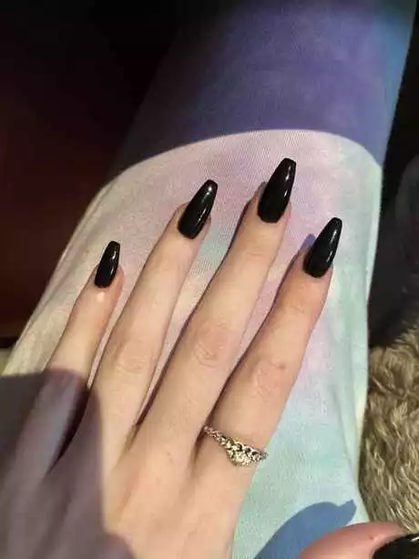 coffin-shaped-black-nails-56_7-17 Unghii negre în formă de sicriu