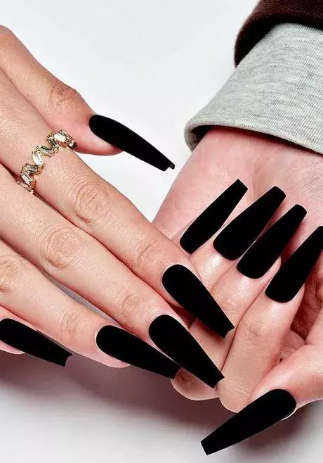 coffin-shaped-black-nails-56_8-18 Unghii negre în formă de sicriu