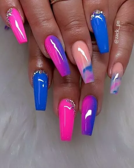 dark-blue-and-pink-nail-designs-47_7-16 Modele de unghii albastru închis și roz