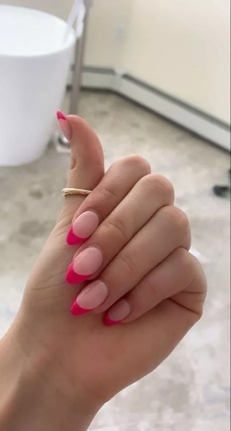 dark-pink-almond-nails-89_17-9 Unghii de migdale roz închis