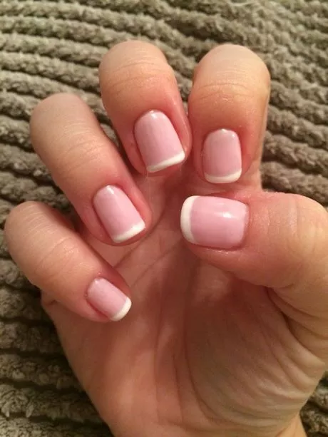 french-tip-nails-with-pink-base-80_11-5 Unghii cu vârf francez cu bază roz