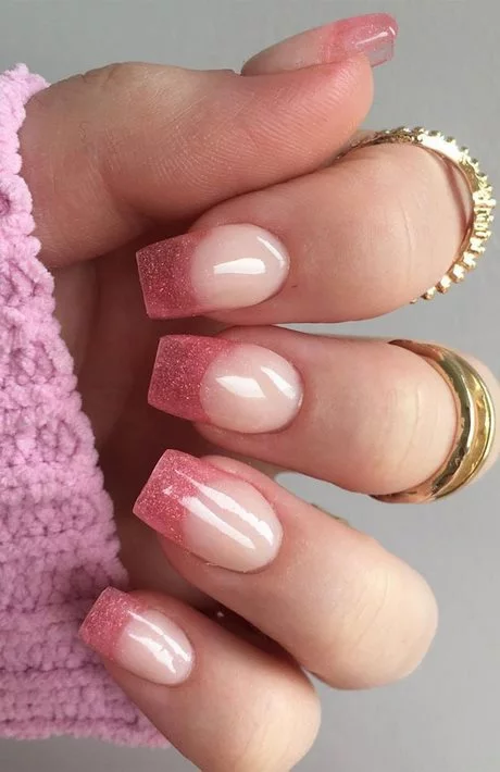 french-tip-nails-with-pink-base-80_13-7 Unghii cu vârf francez cu bază roz
