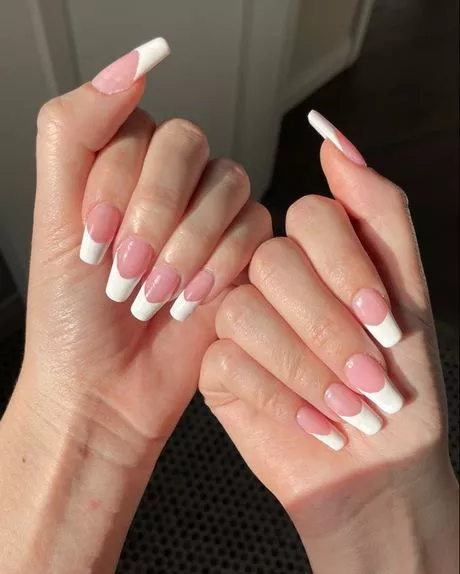 french-tip-nails-with-pink-base-80_15-9 Unghii cu vârf francez cu bază roz