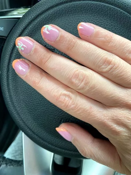 french-tip-nails-with-pink-46_3-9 Unghii cu vârf francez cu roz