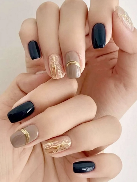 gold-stripe-nails-55-3 Unghii cu dungi aurii