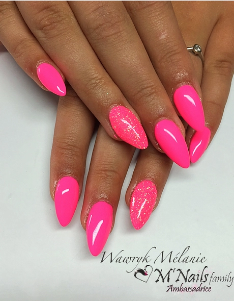 hot-pink-almond-nail-designs-15_2-10 Modele de unghii cu migdale roz aprins
