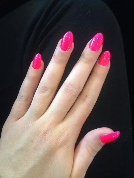 hot-pink-almond-nails-83_10-3 Unghii de migdale roz aprins