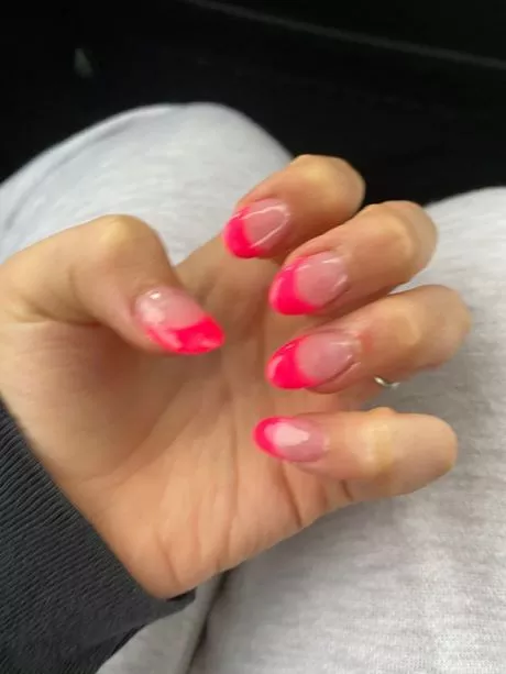 hot-pink-almond-nails-83_11-4 Unghii de migdale roz aprins