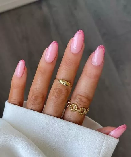 hot-pink-almond-nails-83_12-5 Unghii de migdale roz aprins