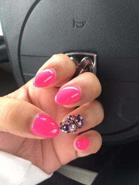 hot-pink-almond-nails-83_14-7 Unghii de migdale roz aprins