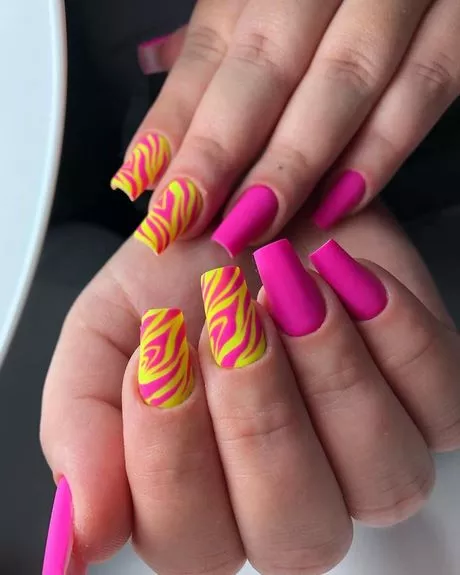 hot-pink-and-neon-yellow-nails-06_16-8 Unghii roz aprins și galben neon