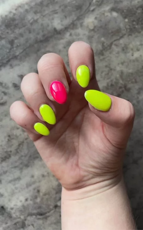 hot-pink-and-neon-yellow-nails-06_3-12 Unghii roz aprins și galben neon