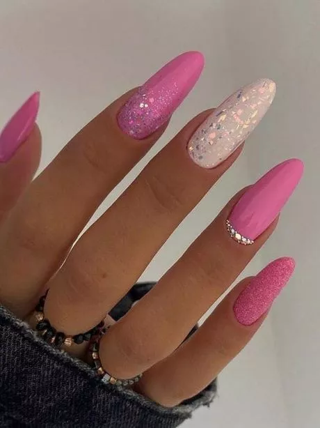 hot-pink-coffin-nails-with-glitter-72_12-6 Unghii de sicriu roz aprins cu sclipici