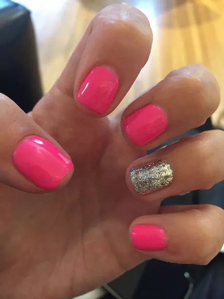 hot-pink-nails-with-accent-nail-35_11-2 Unghii roz fierbinte cu unghii accentuate
