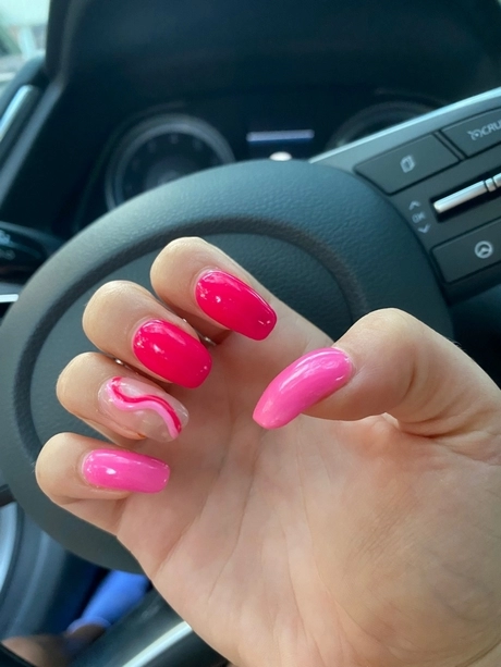 hot-pink-nails-with-accent-nail-35_12-3 Unghii roz fierbinte cu unghii accentuate