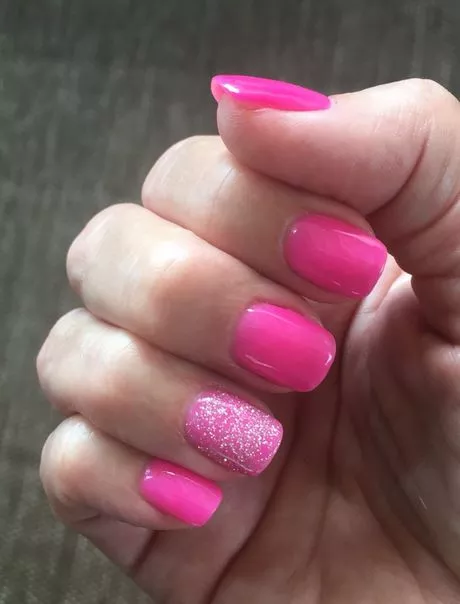 hot-pink-nails-with-accent-nail-35_13-4 Unghii roz fierbinte cu unghii accentuate