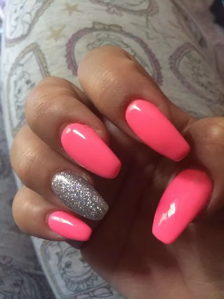 hot-pink-nails-with-accent-nail-35_16-7 Unghii roz fierbinte cu unghii accentuate