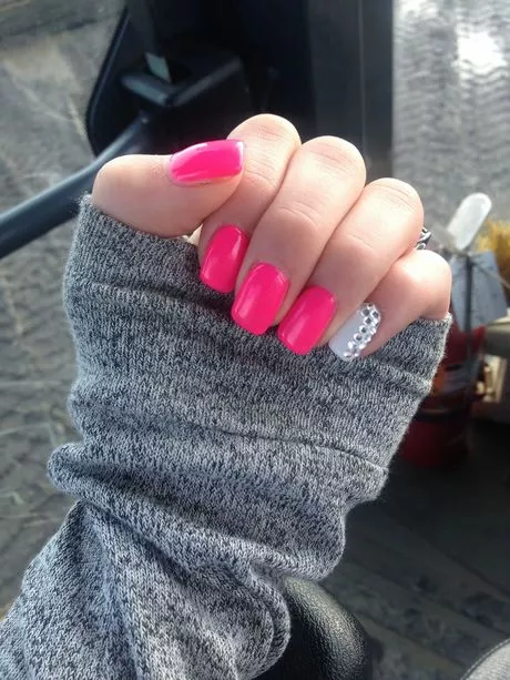 hot-pink-nails-with-accent-nail-35_4-13 Unghii roz fierbinte cu unghii accentuate