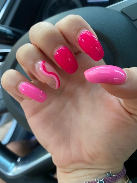 hot-pink-nails-with-accent-nail-35_5-14 Unghii roz fierbinte cu unghii accentuate