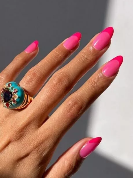 hot-pink-nails-with-accent-nail-35_9-17 Unghii roz fierbinte cu unghii accentuate