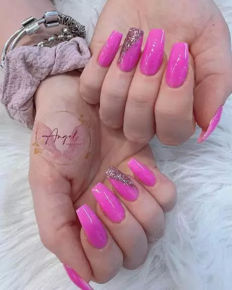 hot-pink-nails-with-glitter-ring-finger-35_10-2 Unghii roz aprins cu deget inelar cu sclipici