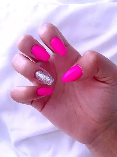 hot-pink-nails-with-glitter-ring-finger-35_11-3 Unghii roz aprins cu deget inelar cu sclipici