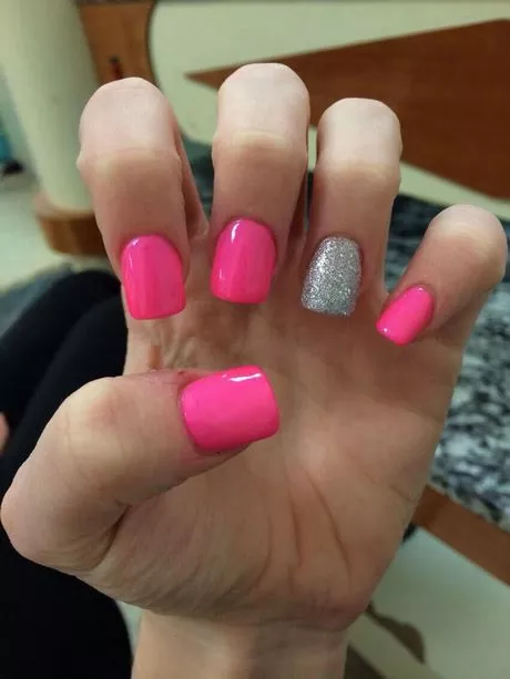 hot-pink-nails-with-glitter-ring-finger-35_13-5 Unghii roz aprins cu deget inelar cu sclipici