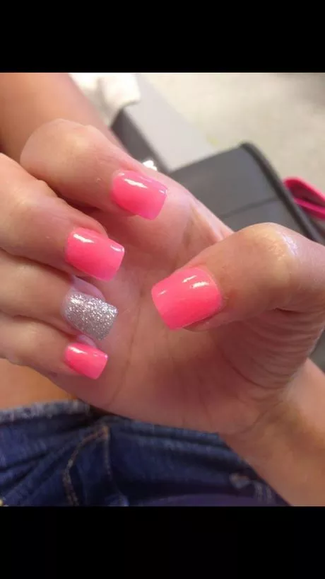 hot-pink-nails-with-glitter-ring-finger-35_15-7 Unghii roz aprins cu deget inelar cu sclipici