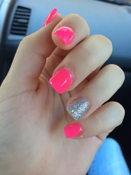 hot-pink-nails-with-glitter-ring-finger-35_16-8 Unghii roz aprins cu deget inelar cu sclipici