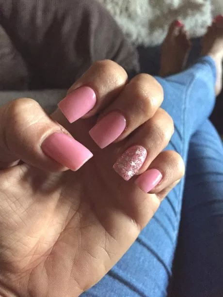 hot-pink-nails-with-glitter-ring-finger-35_6-16 Unghii roz aprins cu deget inelar cu sclipici