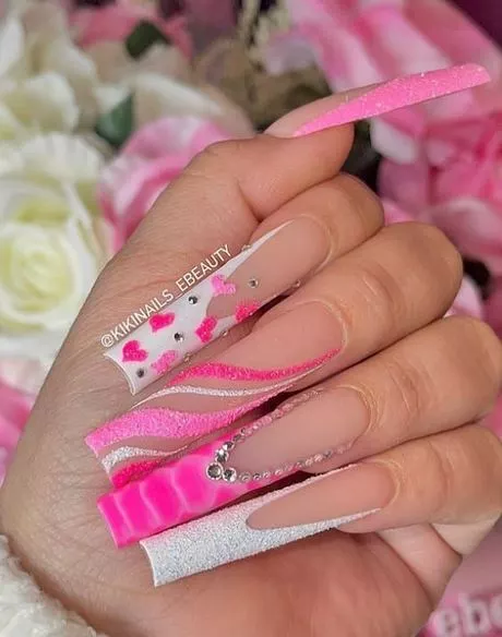 hot-pink-nails-with-rhinestones-56_11-3 Unghii roz roz cu strasuri