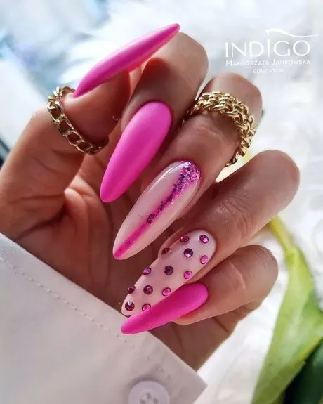 hot-pink-nails-with-rhinestones-56_19-11 Unghii roz roz cu strasuri