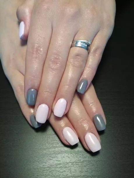 light-pink-and-grey-nails-01_3-13 Unghii roz deschis și gri