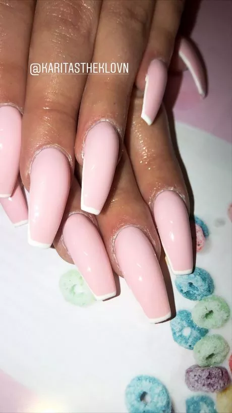 light-pink-and-white-acrylic-nails-95_10-4 Unghii acrilice roz deschis și alb