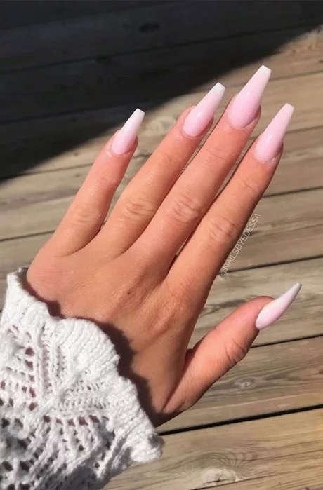 light-pink-long-nails-90_9-18 Unghii lungi roz deschis
